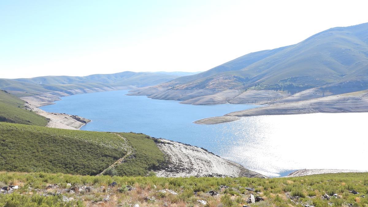 Reservas bajo mínimos en el embalse de As Portas, Vilariño de Conso.