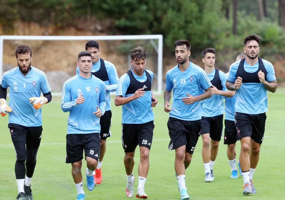 La afición disfruta del entrenamiento del Celta en el Día de Galicia