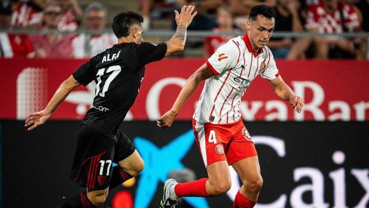Arnau Martínez sonríe en Girona a la espera de un posible traspaso