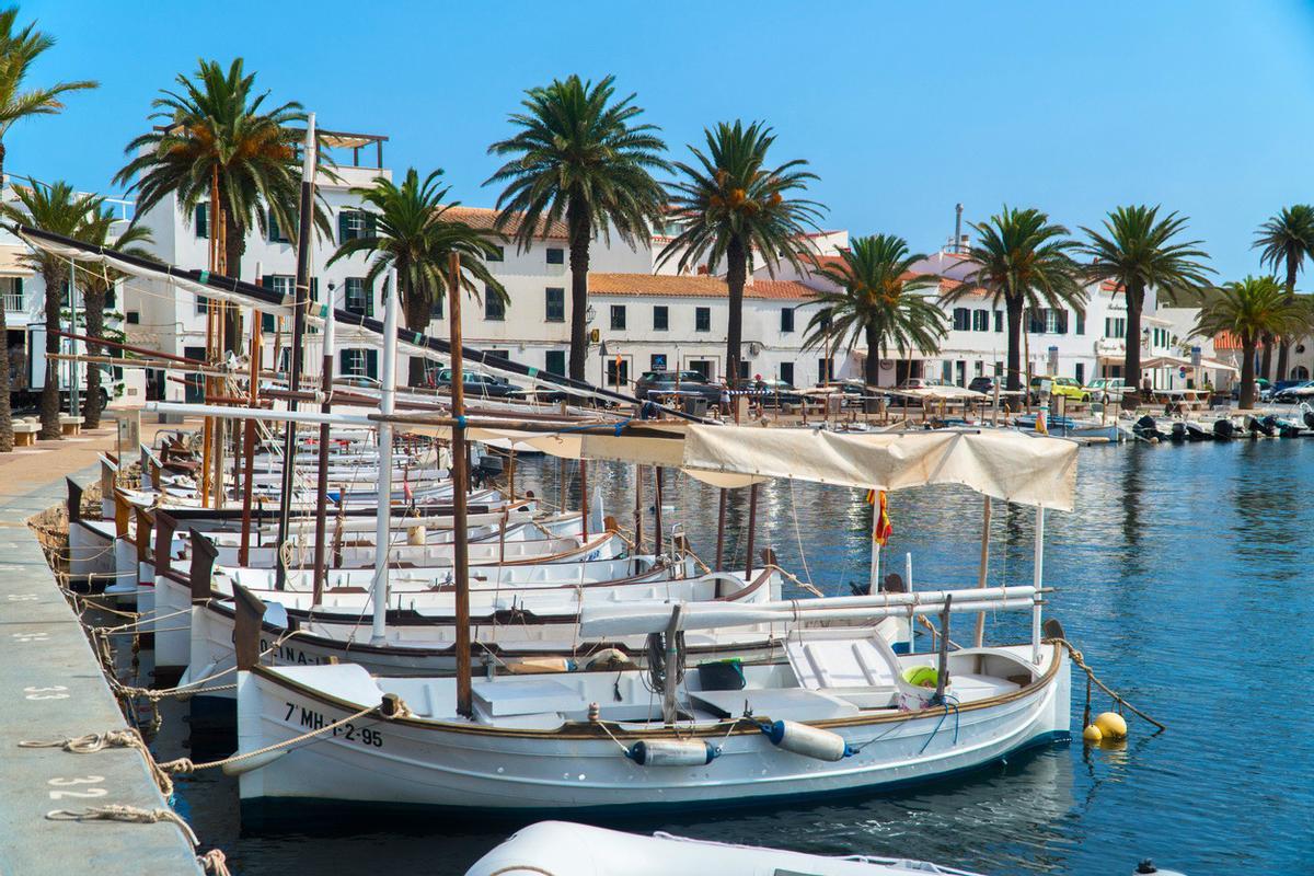 Los tradicionales llaüts en el puerto de Fornells