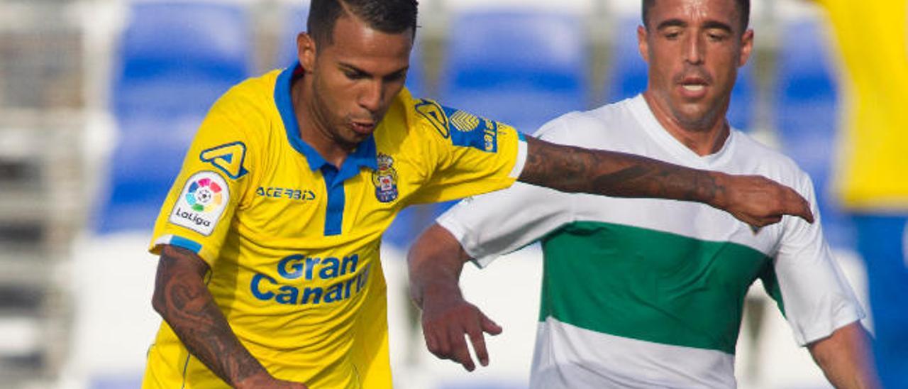 Jonathan Viera, ante Pedro (Elche), en el Pinatar Arena.