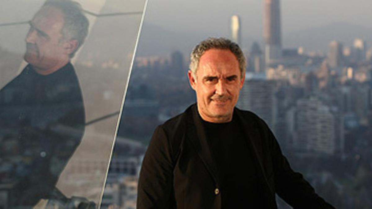 El reconocido chef propietario de 'El Buli', Ferran Adrià, posa en una rueda de prensa en Santiago de Chile el 4 de junio.