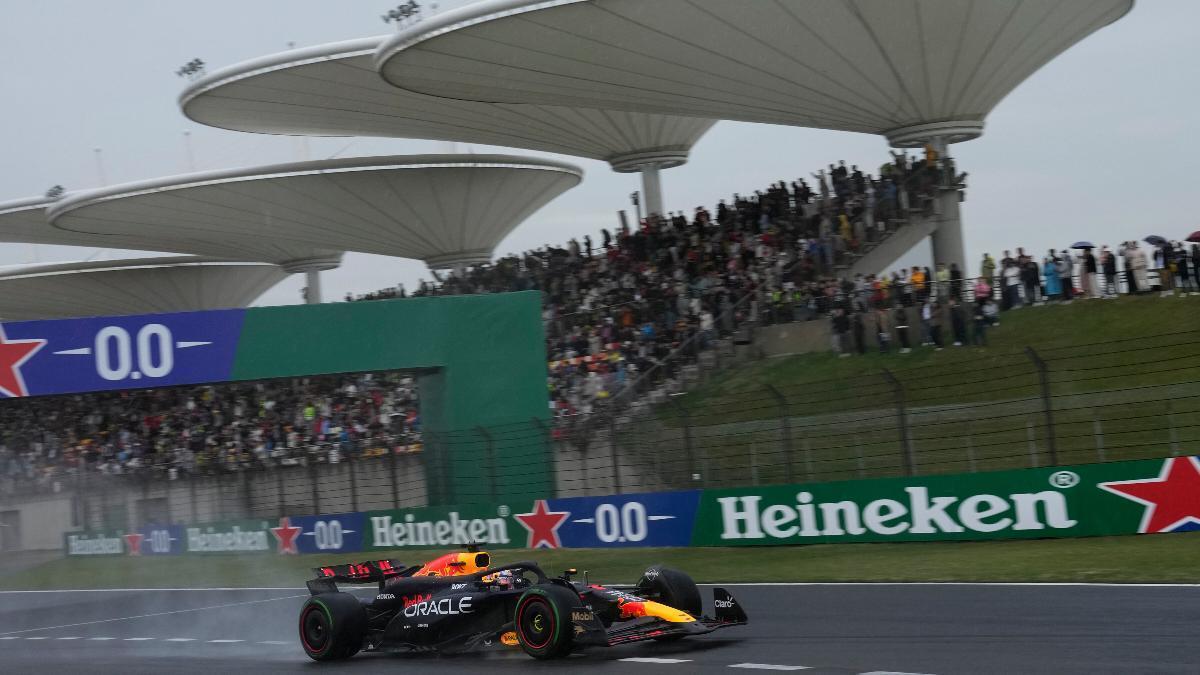 Max Verstappen , al volante del Red Bull en China.