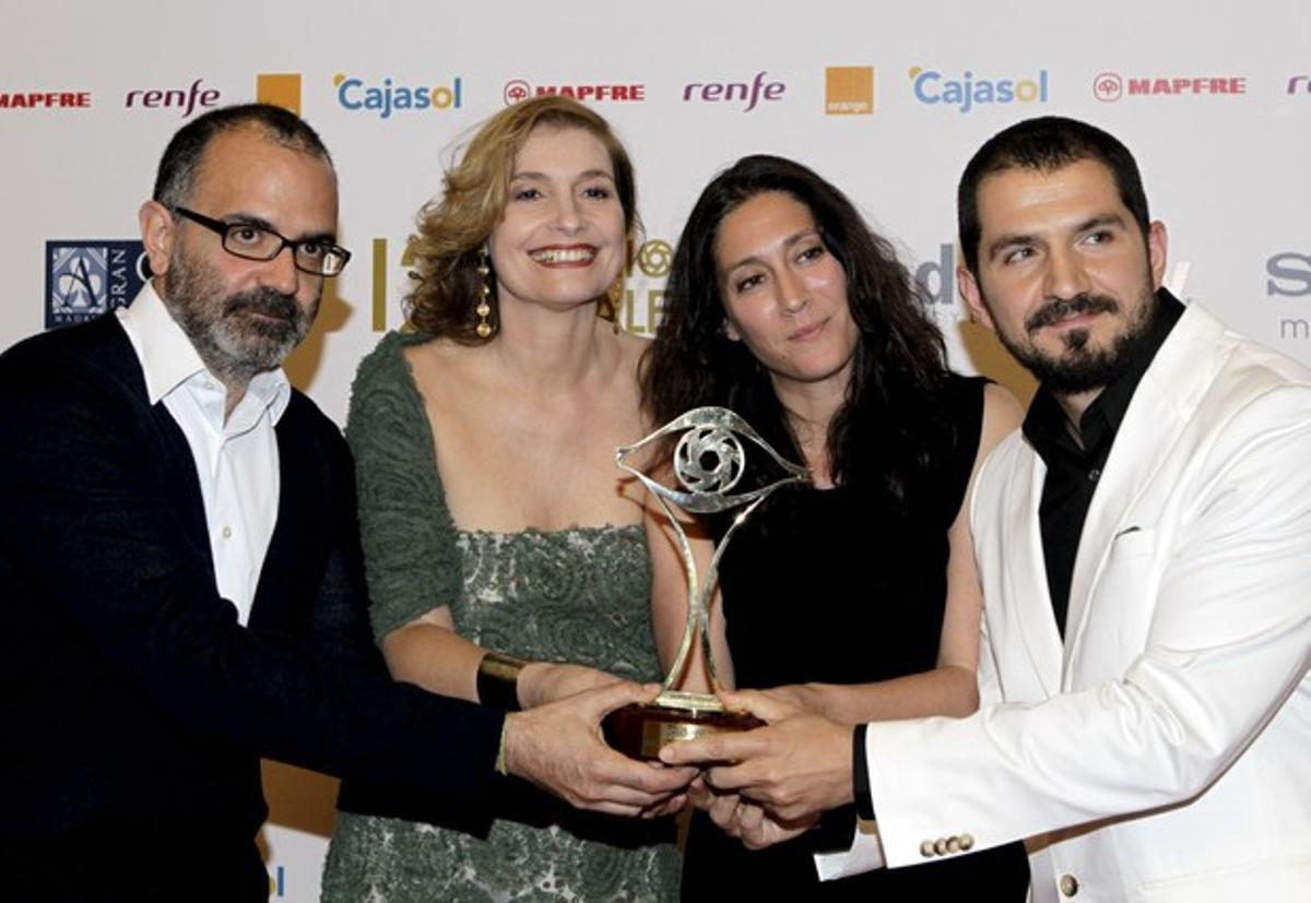 La actriz Assumpta Serna entregó el premio al Mejor Realizador a ’La señora’, aquí Jorge Terregrosa (d), Belén Macías (2d) y Salvador García (i).