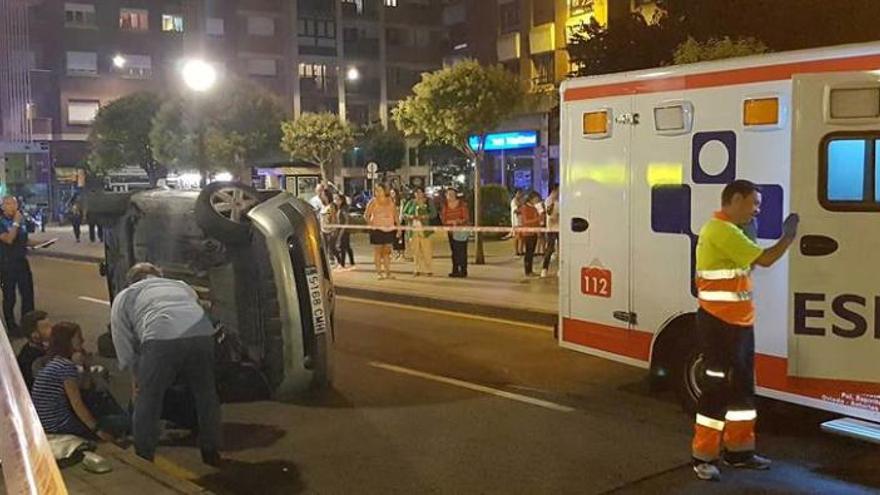 Dos heridos tras un aparatoso choque en la avenida de la Costa, con el vuelco de un turismo