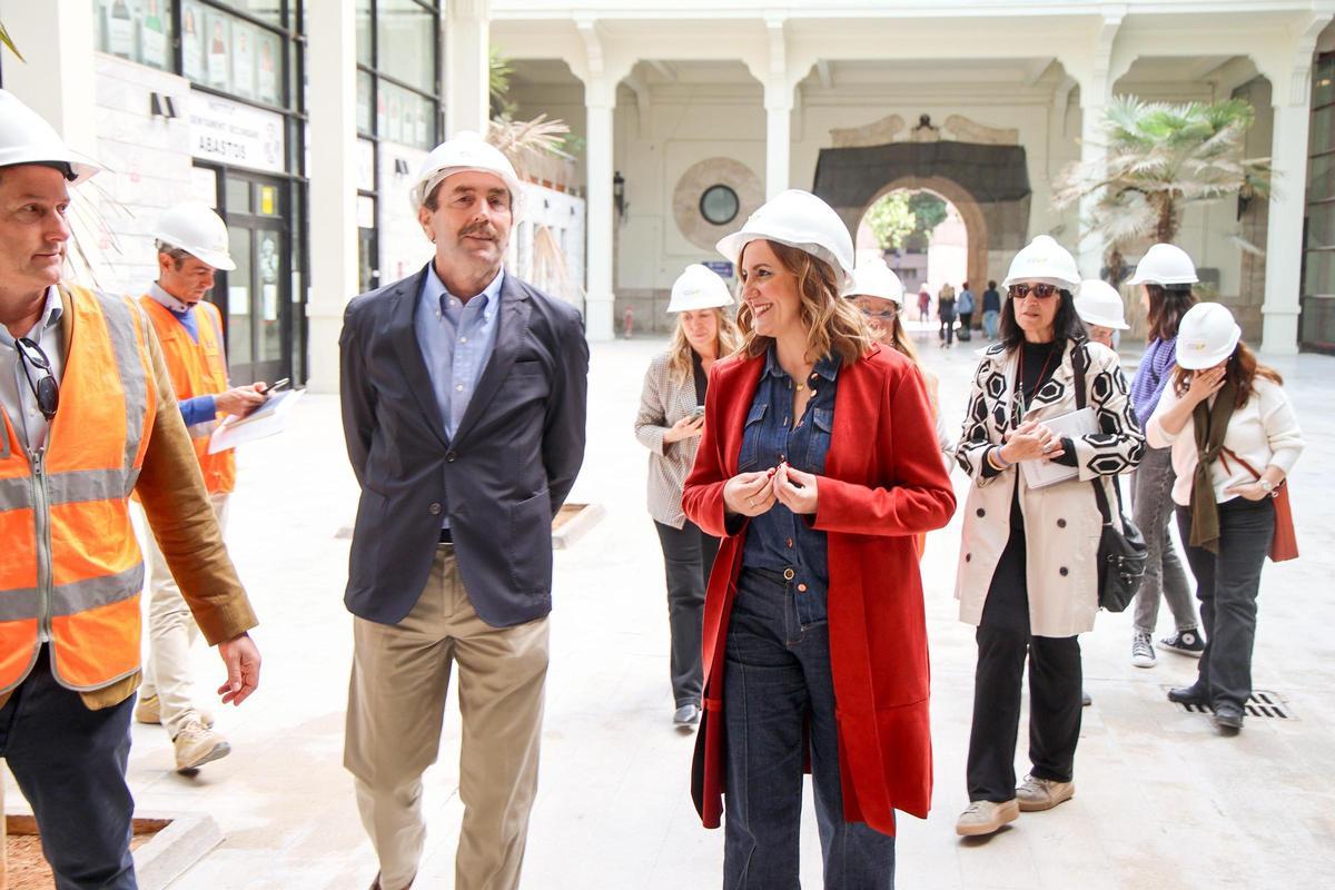 La alcaldesa María José Catalá, durante su visita al complejo de Abastos