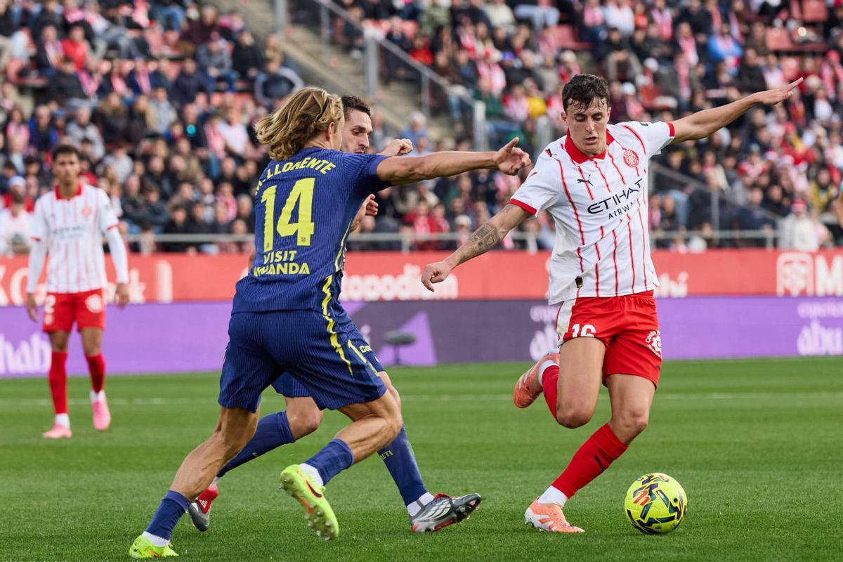 Francés intenta esquivar la pressió de Koke i Llorente en el Girona-Atlètic, el darrer partit que va jugar de titular
