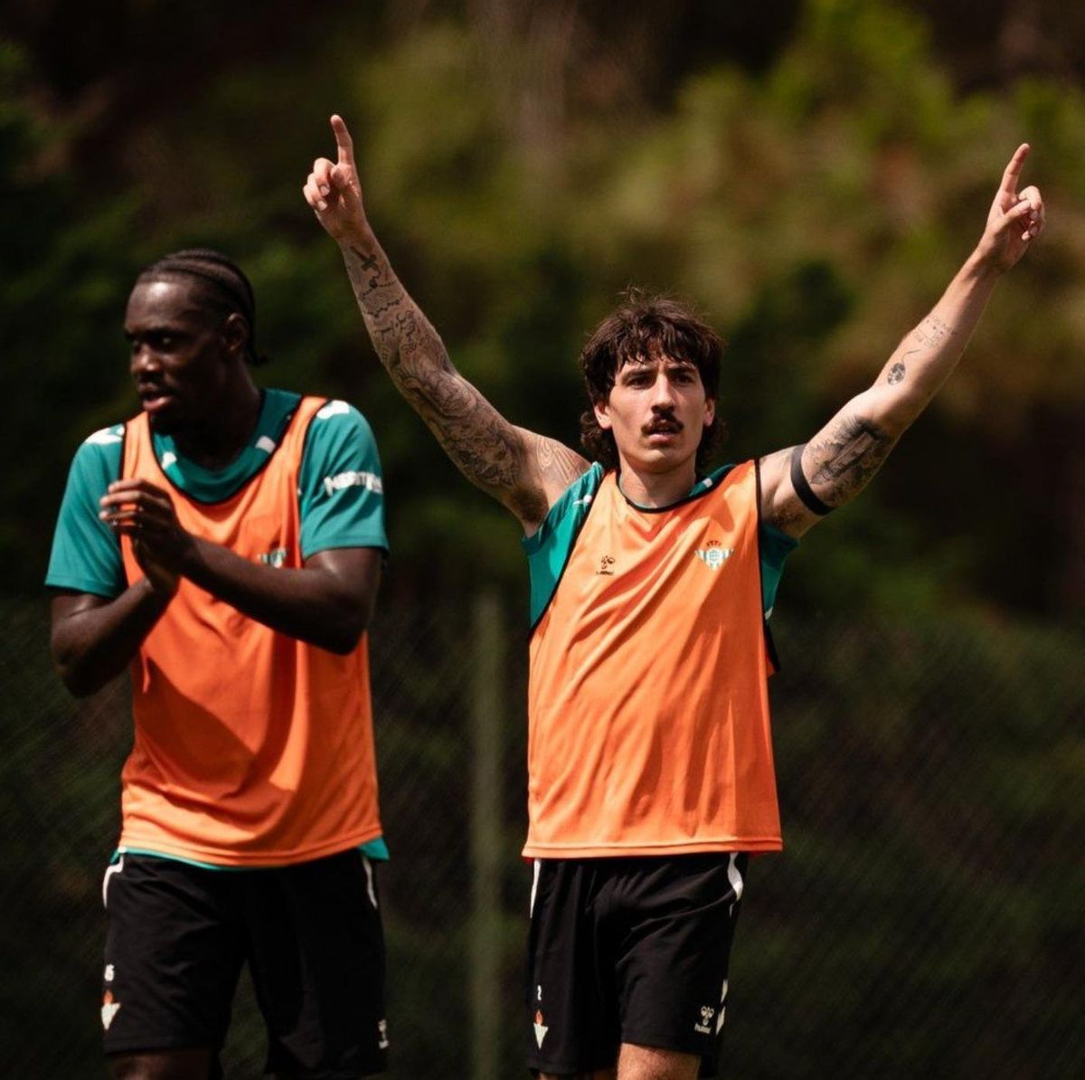 Héctor Bellerín en la pretemporada del Betis junto a Rudy Kohon