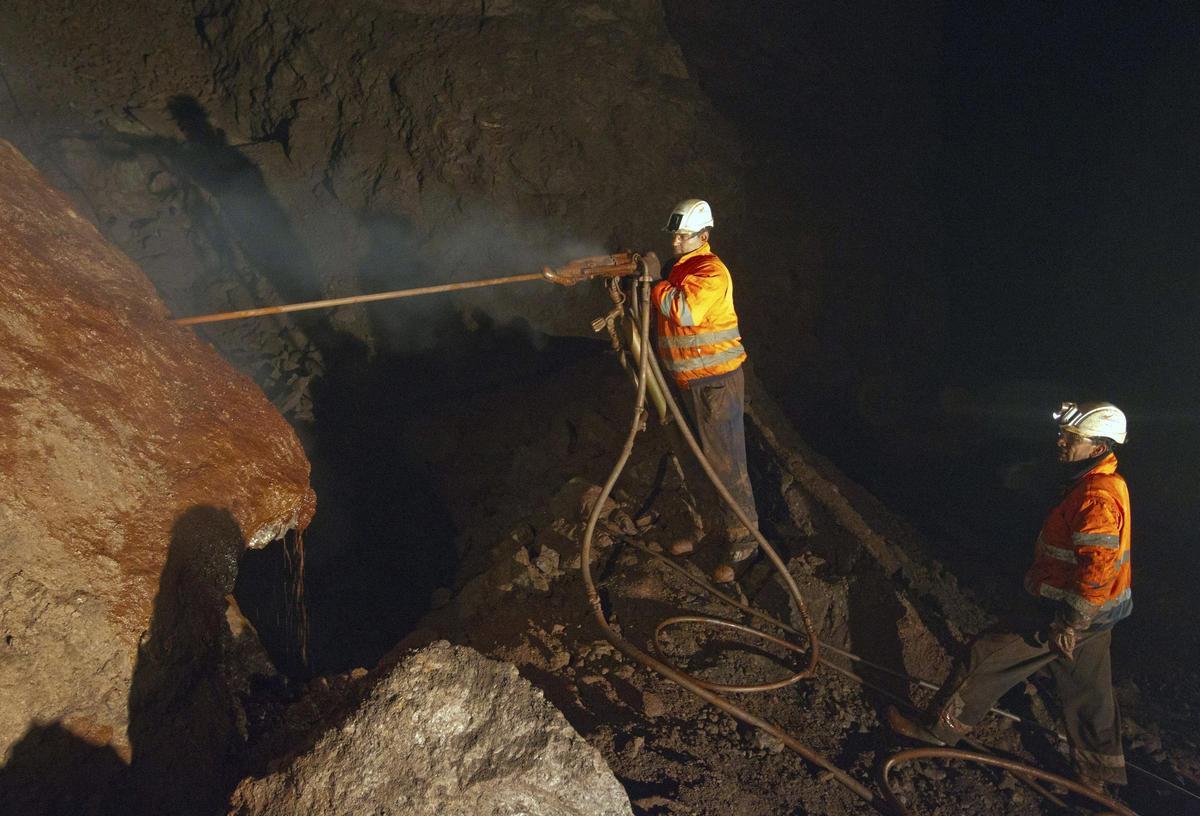 Dos operarios en la mina de Santa Rosa de Tiegra, donde se extrae óxifo de hierro.