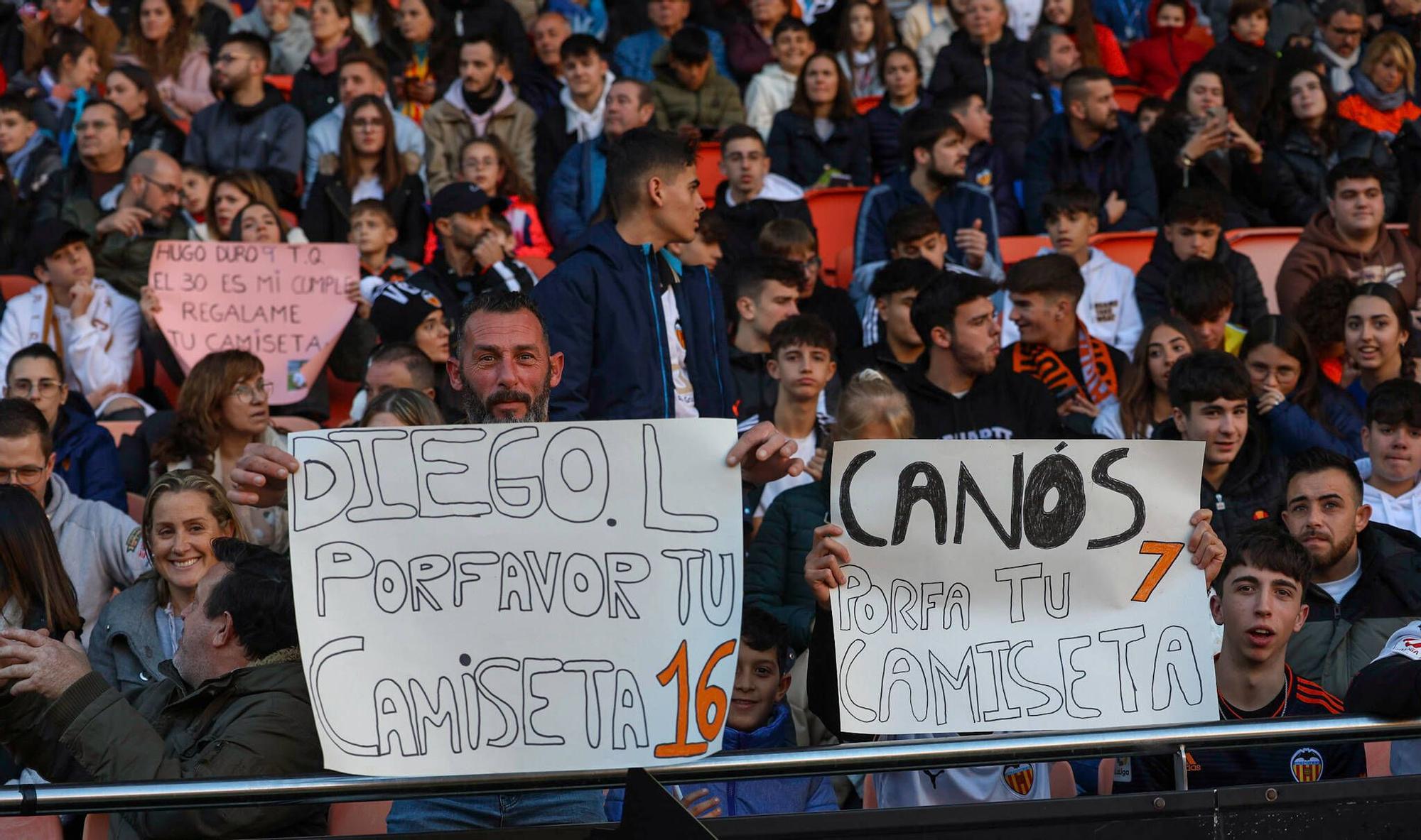 El Valencia volvió a los entrenamientos y lo hizo ante cerca de 15.000 aficionados, que dieron color a las gradas de Mestalla