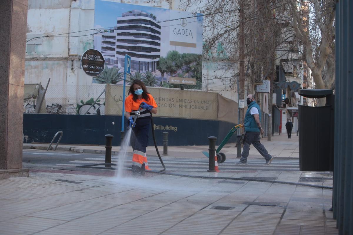 Baldeo exprés en Alicante para limpiar la lluvia de barro Baldeo exprés en Alicante para limpiar la lluvia de barro