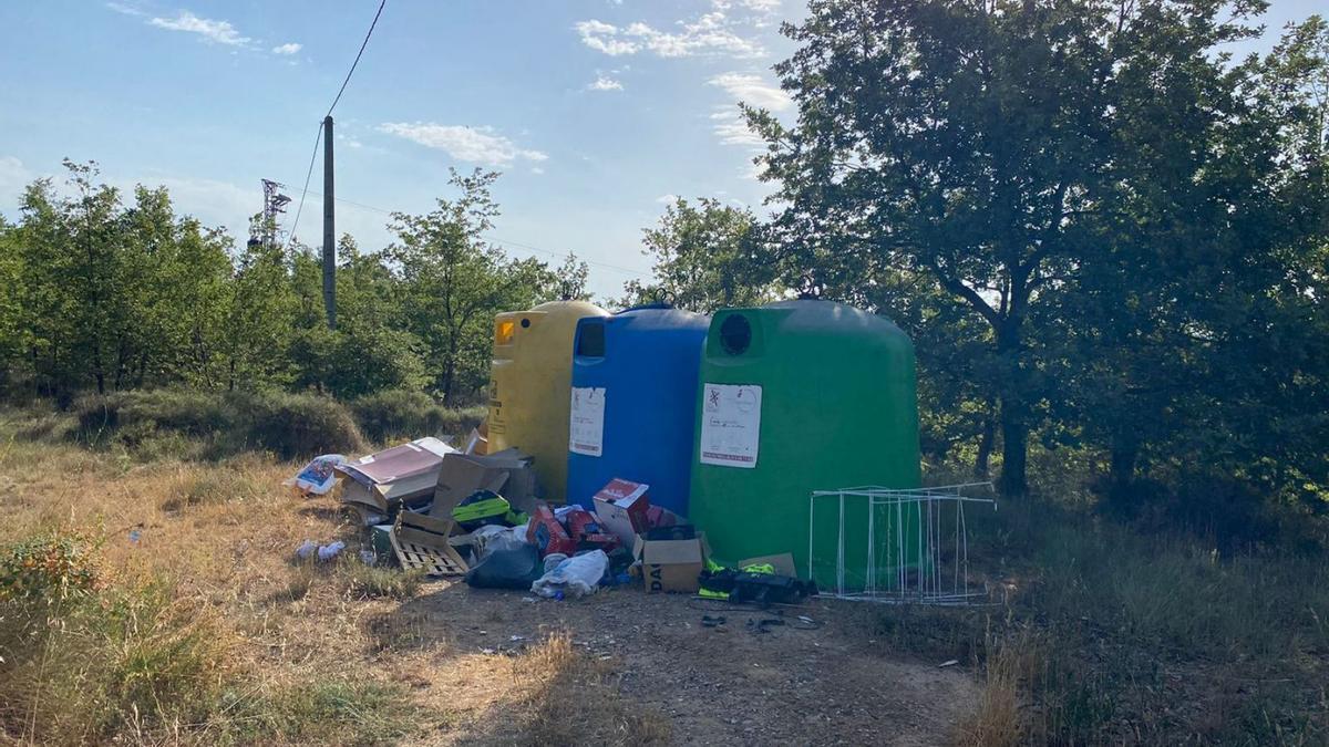 Abocaments incontrolats al punt de recollida de la Serra de Sant Jaume, a Riner | ARXIU PARTICULAR