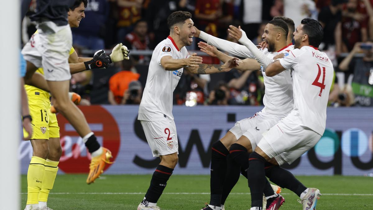 Los jugadores del Sevilla celebran el gol de Montiel.