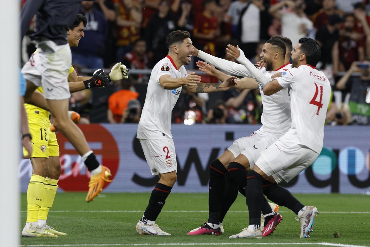 Los jugadores del Sevilla celebran el gol de Montiel.