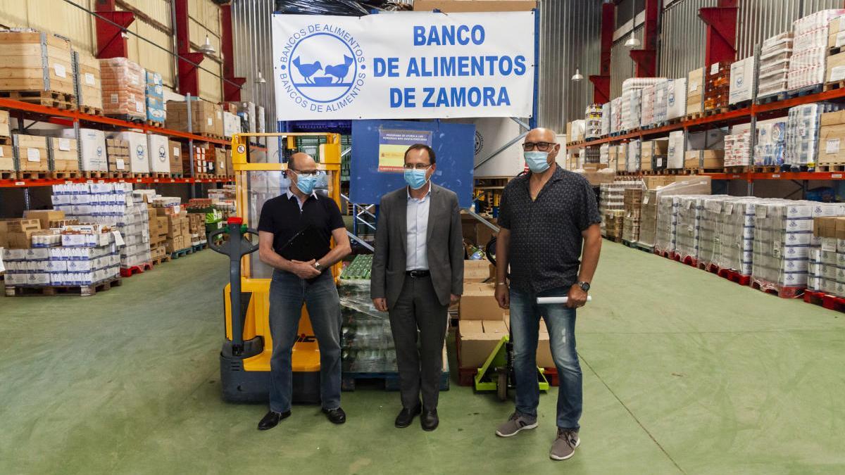 Guido Rodríguez, Ángel Blanco y Andrés Rincón, en los almacenes del Banco de Alimentos de Zamora.