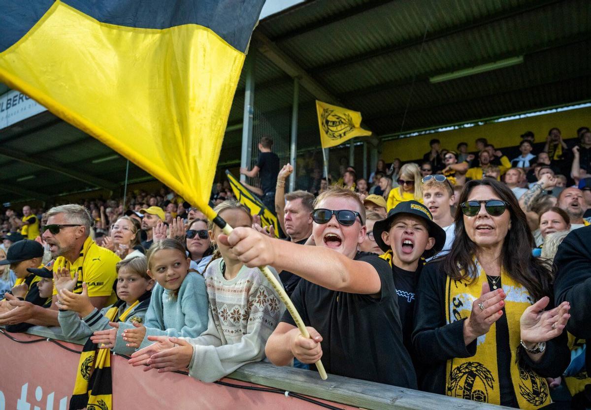 La afición del Mjallby vibra con su equipo