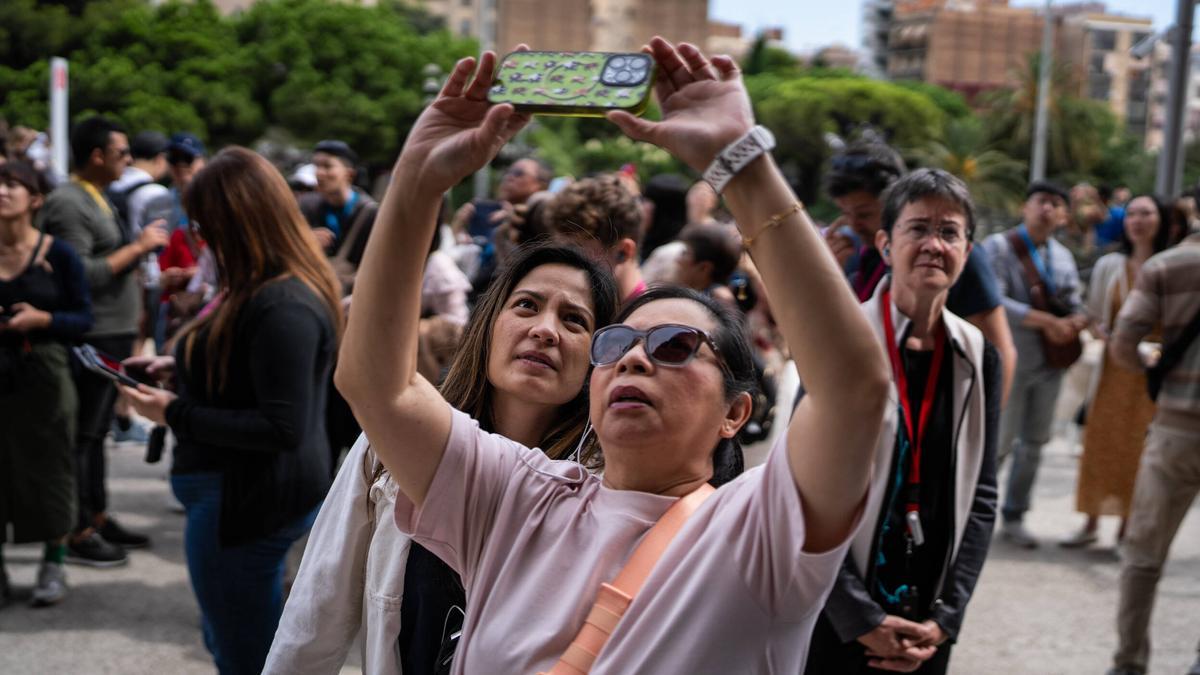 Unas turistas toman una foto de la Sagrada Família de Barcelona, el pasado agosto.