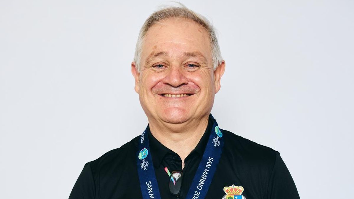 García Melchor, sonriente tras lograr con Aragón la Copa de las Regiones, ya que era el médico de la FAF.