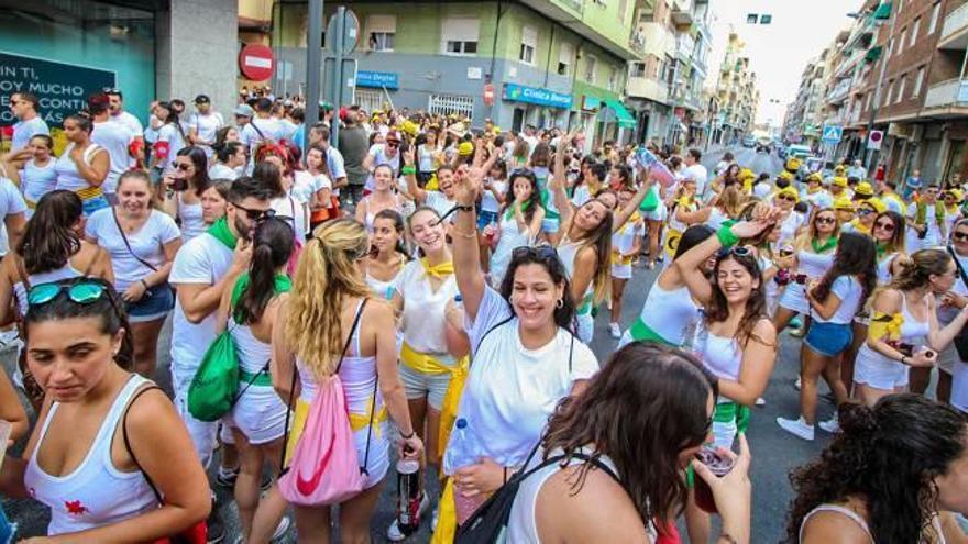 Imágenes de la fiesta del chupinazo a la que acudieron ayer decenas de jóvenes.