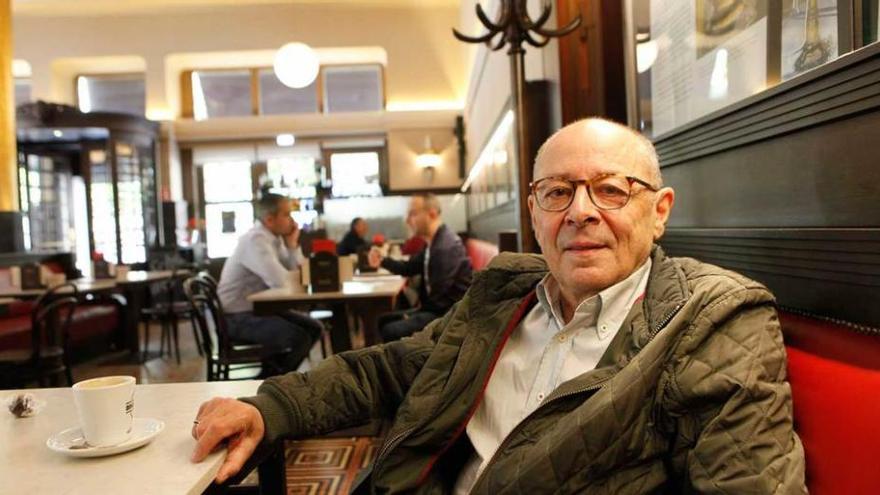 Luis Aurelio Sánchez, en el Café Dindurra.