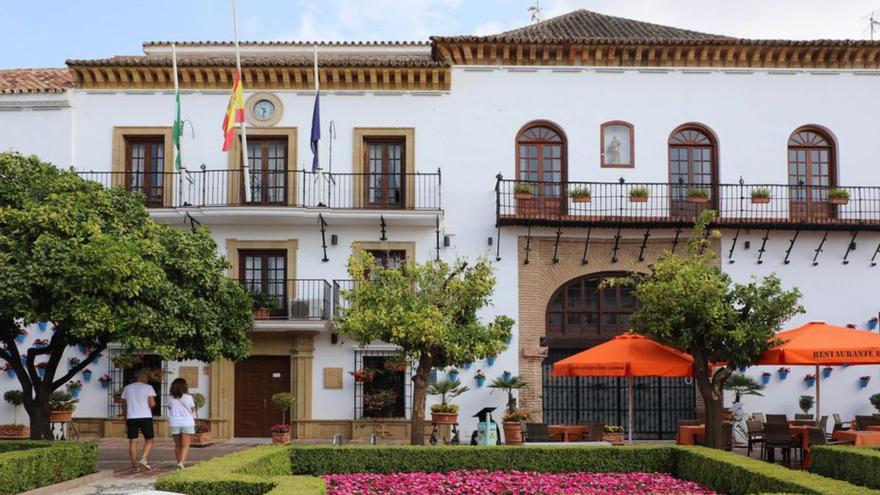 Fachada del Ayuntamiento desde la plaza de Los Naranjos. | L.O.