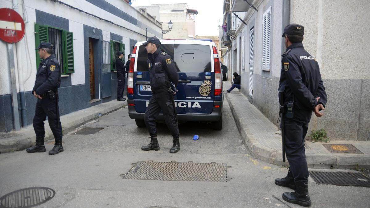 Agentes de la Policía Nacional, durante una operación antidroga en la calle Teix, en Palma