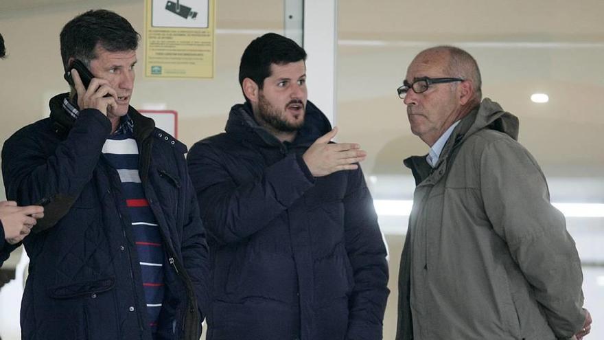 Compañeros y amigos de Samuel Galán comparten impresiones en la puerta del hospital.