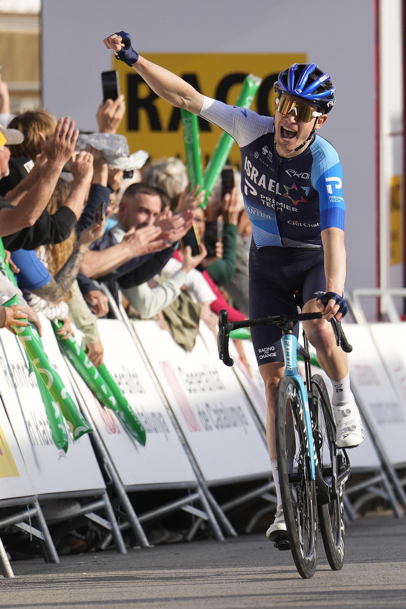 Schultz sorprèn tothom en el quilòmetre final i és el primer líder