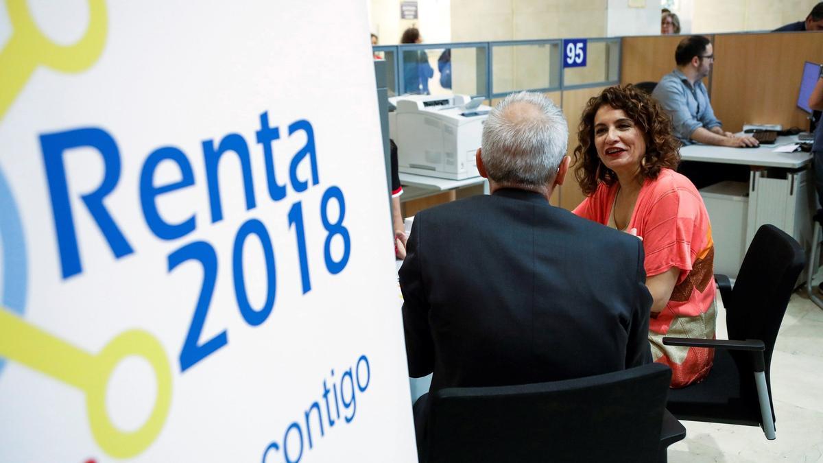 La ministra de Hacienda, María Jesús Montero, en una oficina de la AEAT durante la campaña de la renta 2018.
