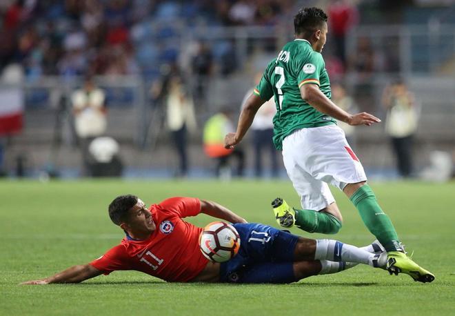 John Garcia (L) de Bolivia compite por el balón contra Matias Marin (L) de Chile durante su partido de fútbol sudamericano Sub-20 en el estadio El Teniente en Rancagua.