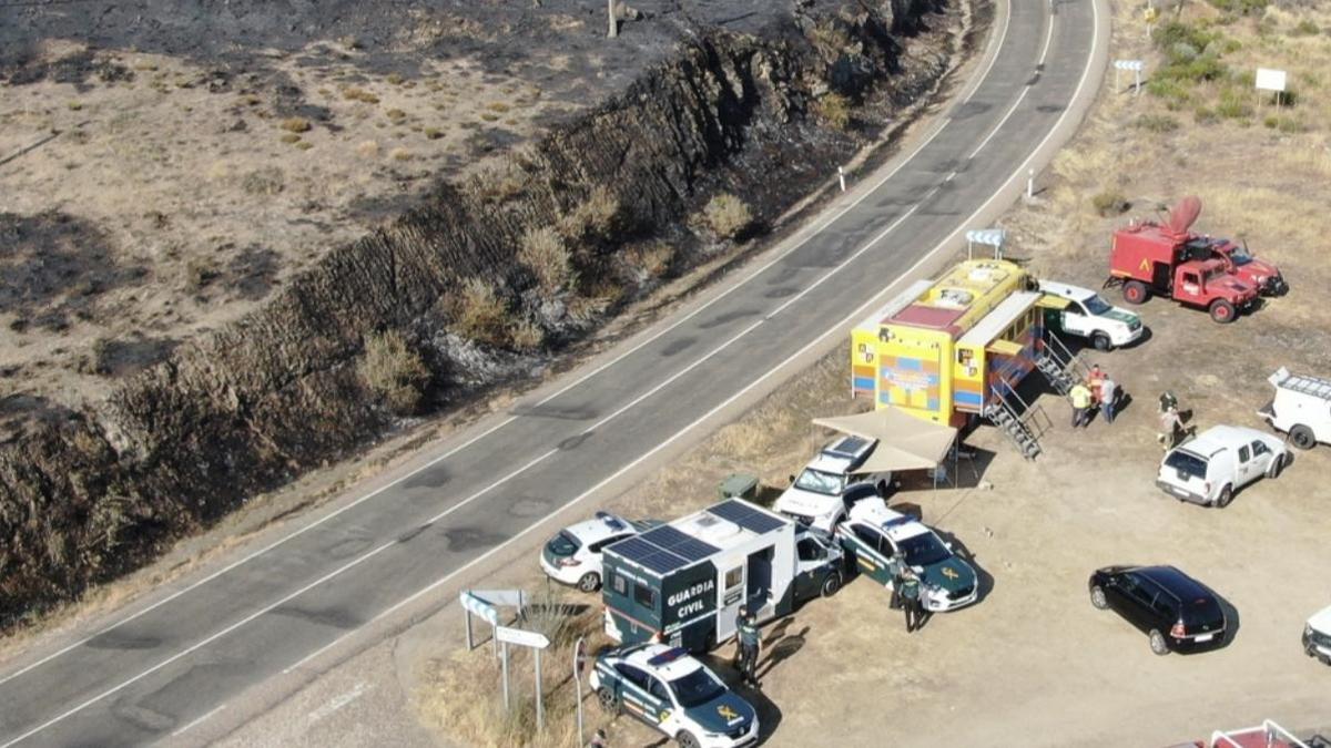 Medios desplegados en la zona afectada por el incendio de Fermoselle.