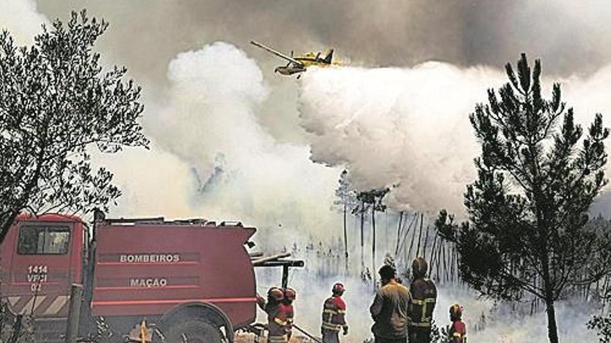 800 bomberos Iuchan contra un gran incendio en el corazón de Portugal