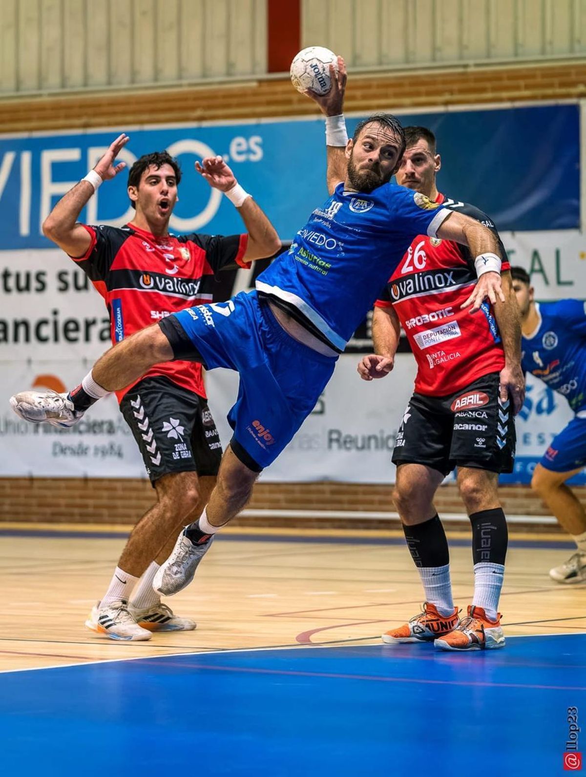 Emi Franceschetti lanza a portería en un partido del Base Oviedo.