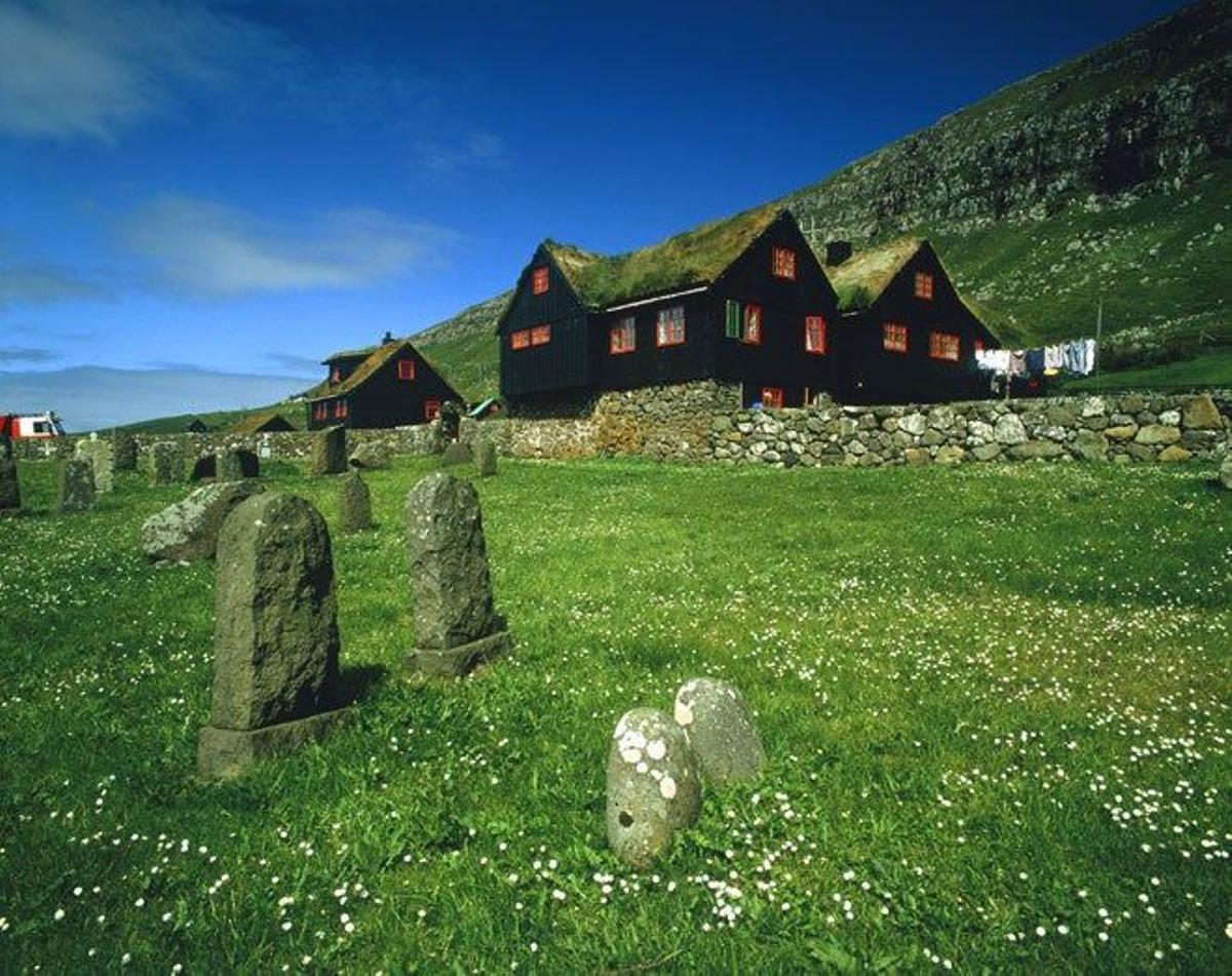 Cementerio y edificios residenciales en Kirkjubøur, en la isla Streymoy (Islas Feroe).