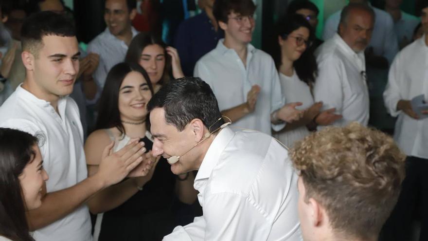 Juanma Moreno pide a los jóvenes en Córdoba liderar la 