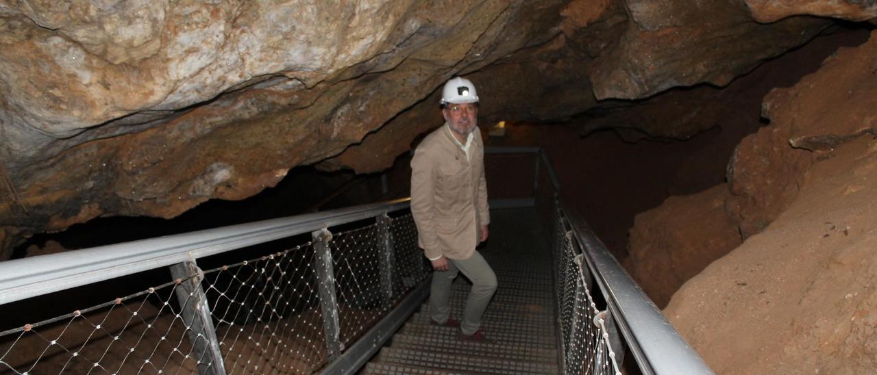 El concejal baenense Javier Vacas, en el interior de la Cueva del Yeso.