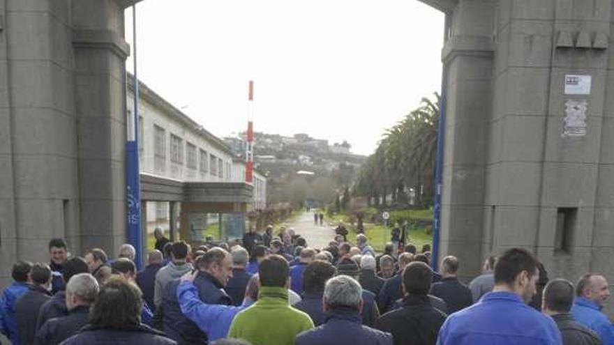 Encierro de la plantilla de la fábrica de armas, en la factoría. / víctor echave