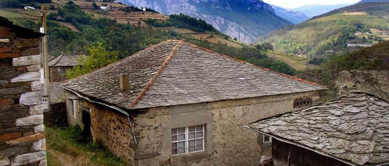 Una vivienda y un hórreo en una de las aldeas que se venden en el occidente asturiano por 500.000 euros.