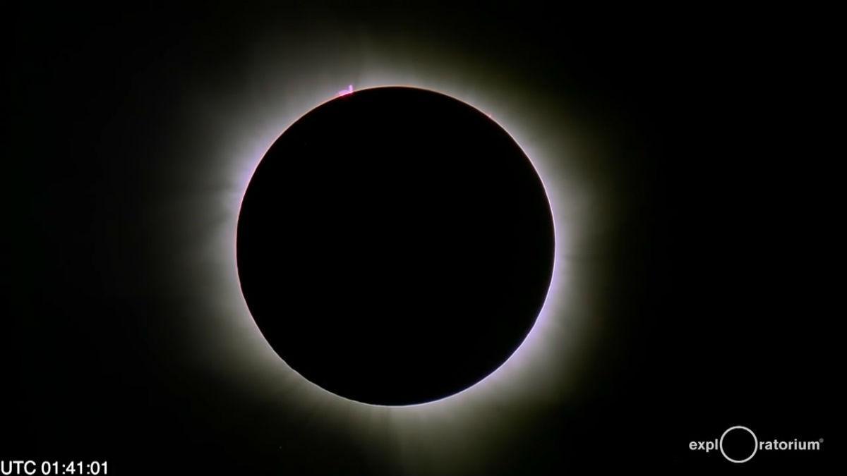 Momento de un eclipse penumbral de luna.