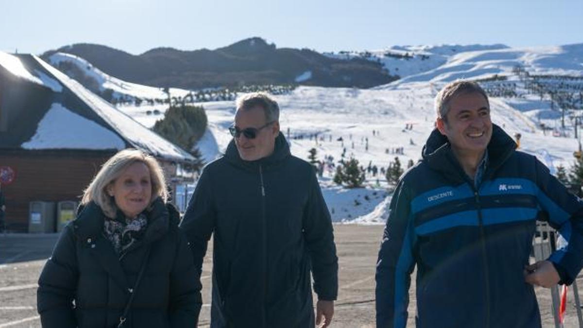 La gerente del Salud, Ana Castillo, junto a Antonio Gericó, presidente de Aramón, visita los centros de salud de Sallent y Escarrilla.