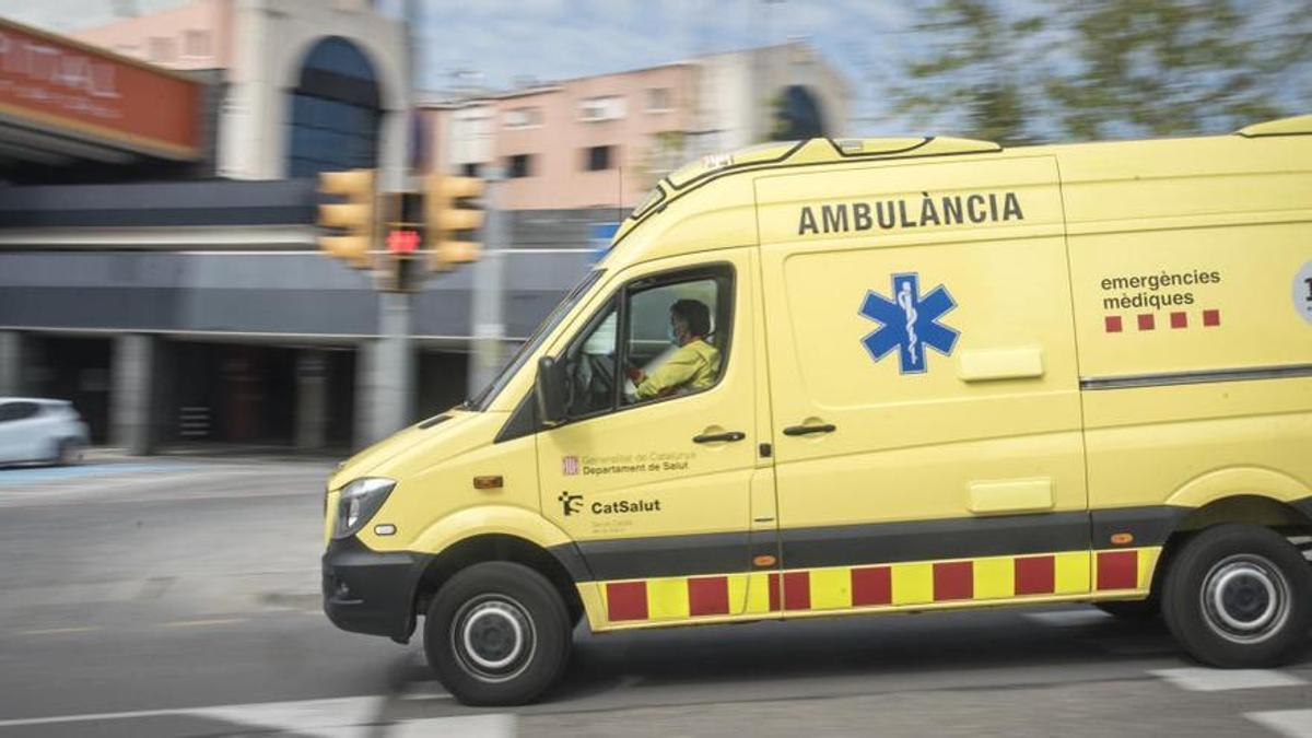 Una ambulància sortint de l'Hospital Sant Joan de Déu de Manresa