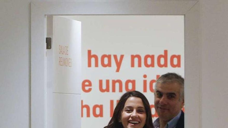 Arrimadas y, detrás, el portavoz de C's en el Parlament,CarlosCarrizosa.