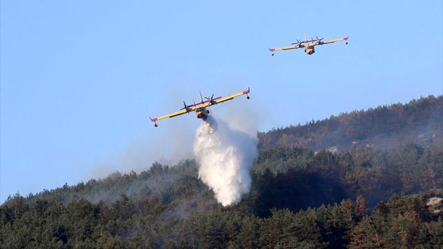 Logran estabilizar los incendios de La Granja y Miraflores de la Sierra