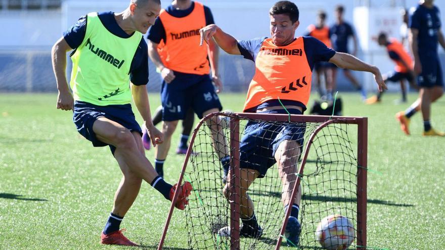 Entrenamiento del Pontevedra en el campo de Xeve. |  // GUSTAVO SANTOS