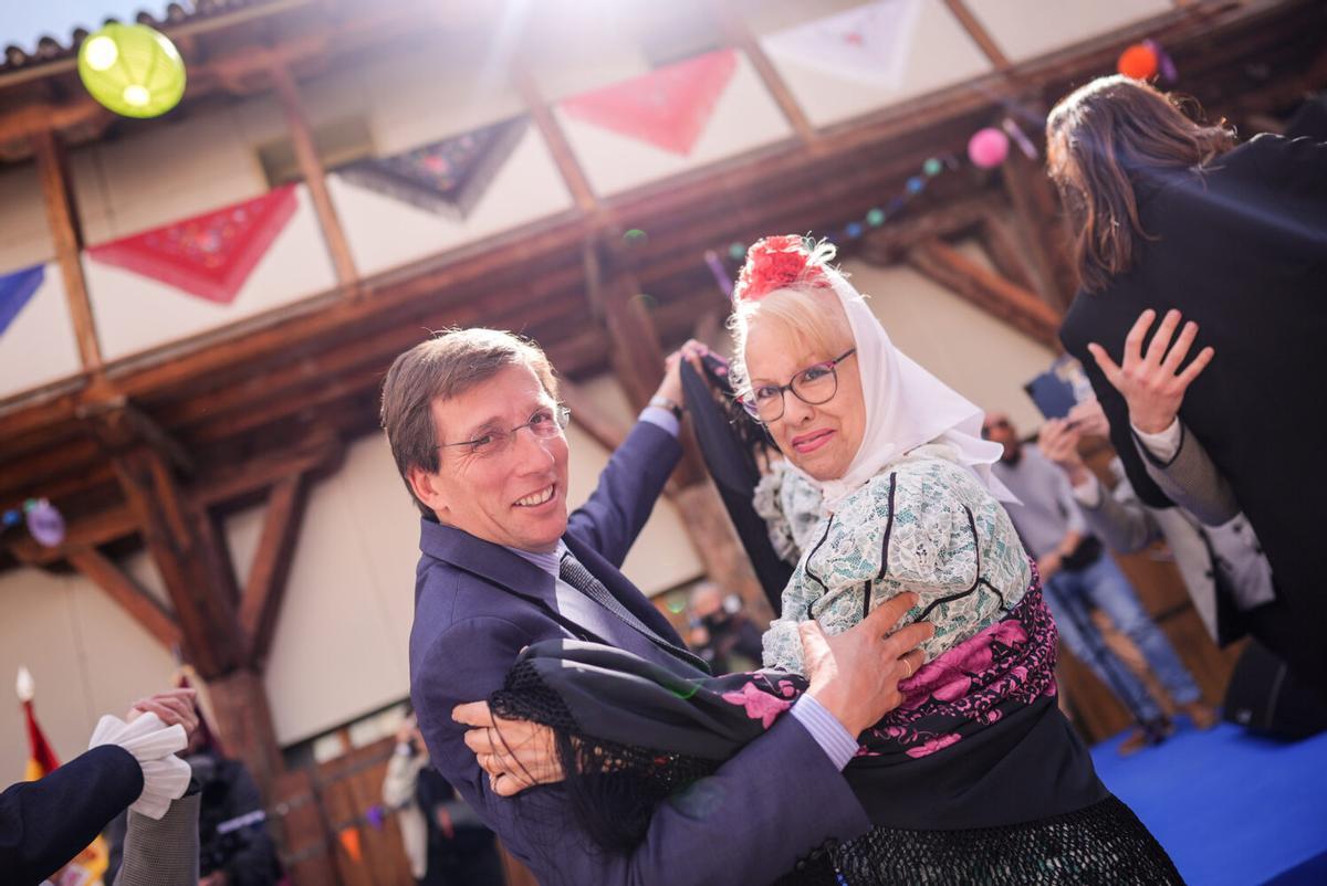 Almeida baila un chotis para inaugurar San Isidro y presume de su progreso desde la boda