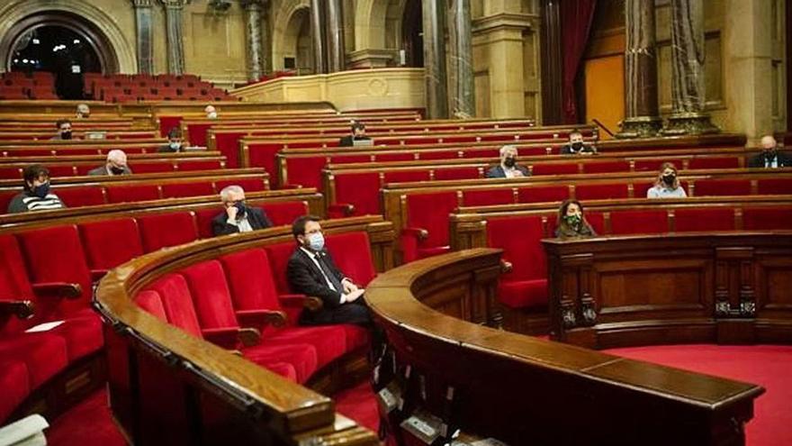 El Parlament, mig buit, durant l&#039;últim ple de la legislatura.