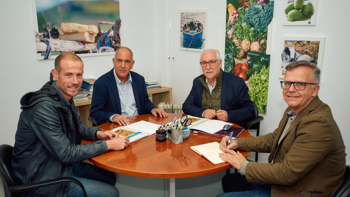 El consejero y el presidente de la Mancomunidad, al fondo,  en su reunión.