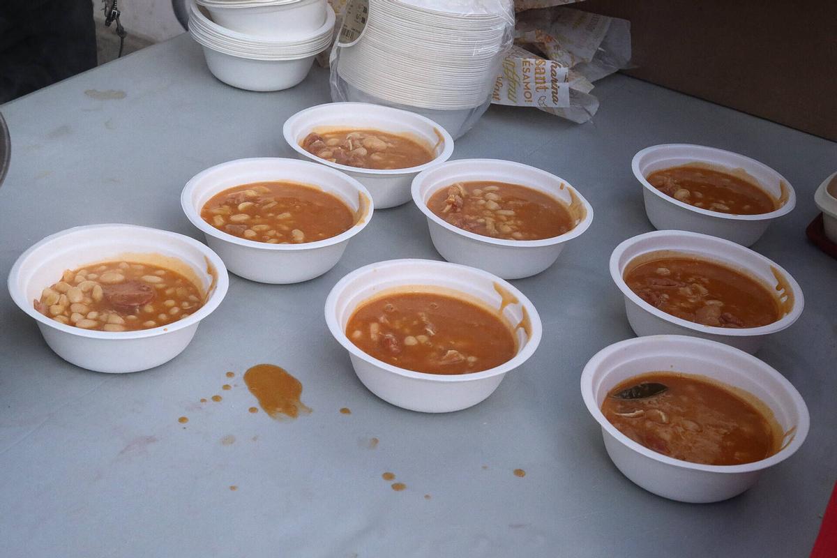 GALERÍA | Sanantonada de Azayca en la Plaza Mayor: agotados todos los platos