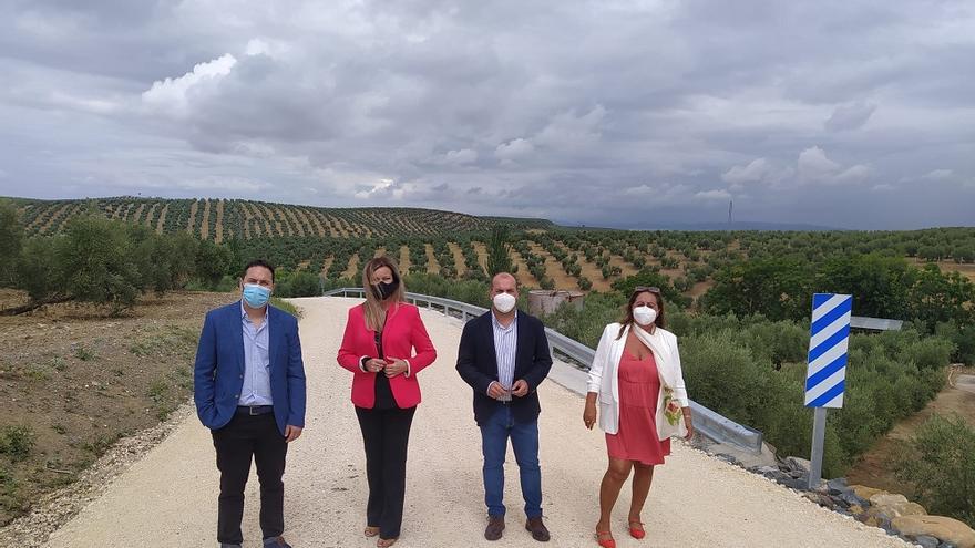 Visita de Manuel Olmo, acompañado de la alcaldesa, a las mejoras realizadas en caminos de Bujalance.