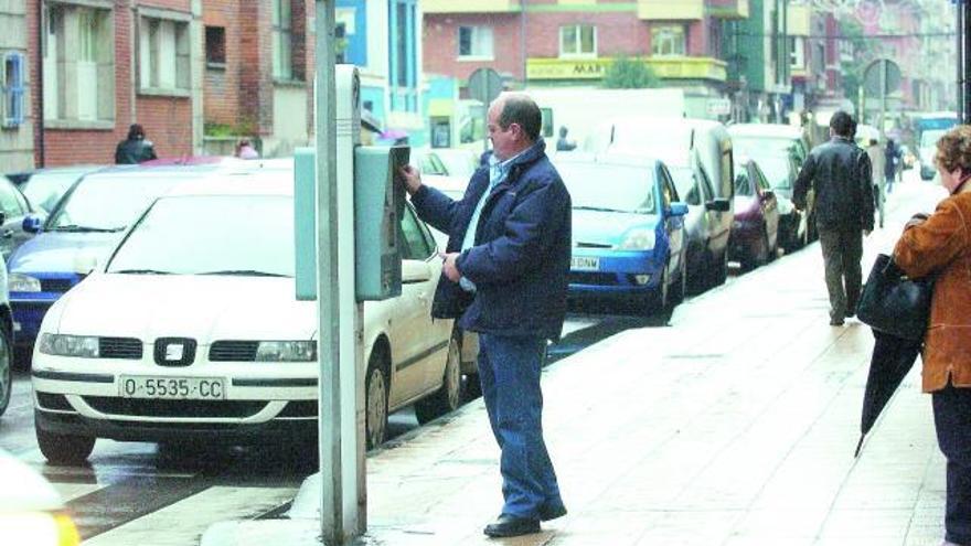 Una conductor retira su recibo en la zona a azul de la calle Escuela de capataces,